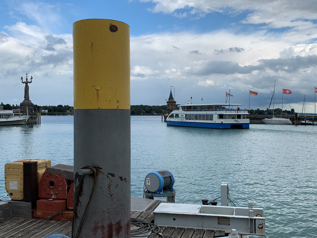 Die "MS Insel Mainau", das erste Elektro-Passagierschiff am Bodensee, im Hafen von Konstanz