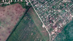 Ein Satellitenbild zeigt die Artilleriekrater in Feldern und zerstörte Gebäude in der Stadt Lyman im Osten der Ukraine. | Bild:dpa-Bildfunk/Satellitenbild/Satellitenbild/©2022 Maxar Technologies via AP/dpa