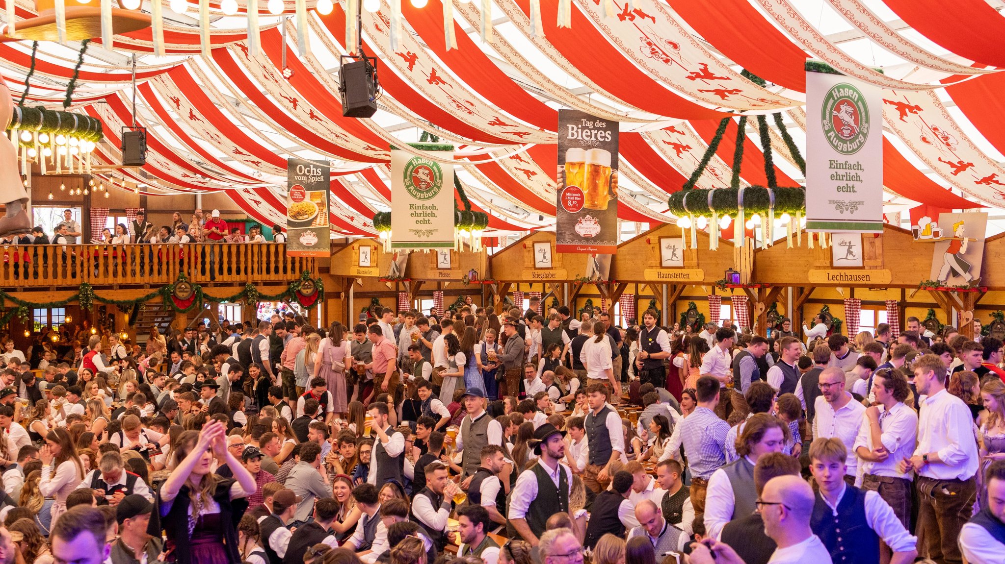 Gut gefülltes Festzelt auf dem Augsburger Oster-Plärrer