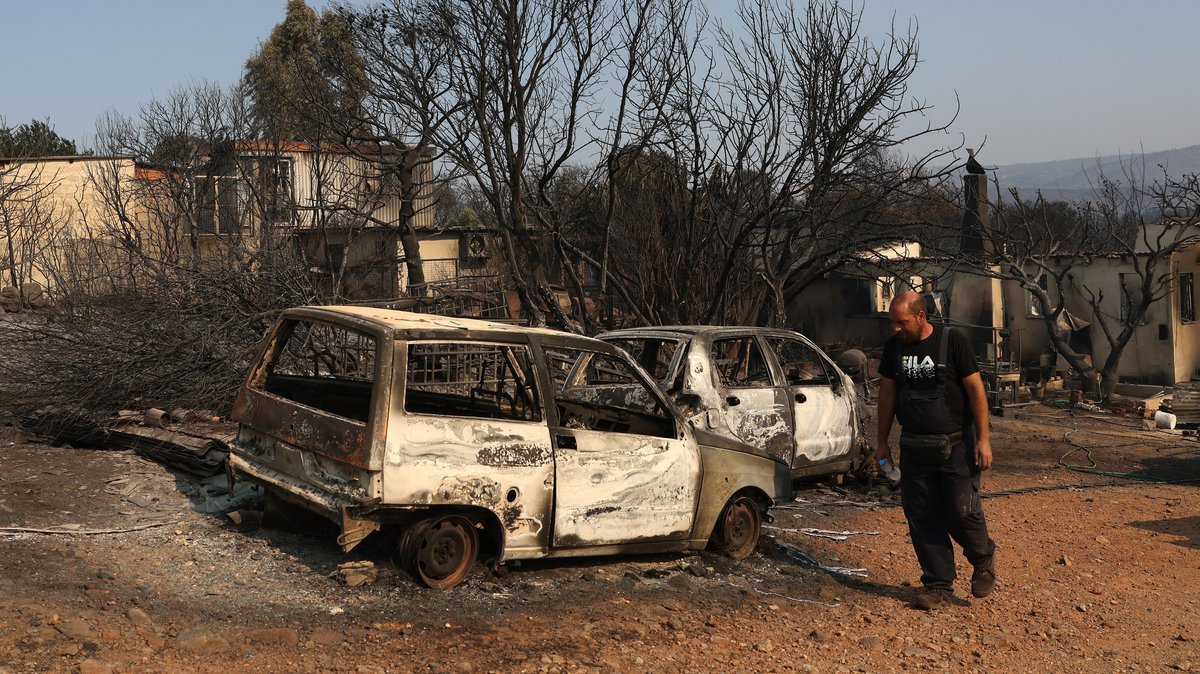 19.7.2023: Ausgebrannte Autos in der Nähe von Athen 