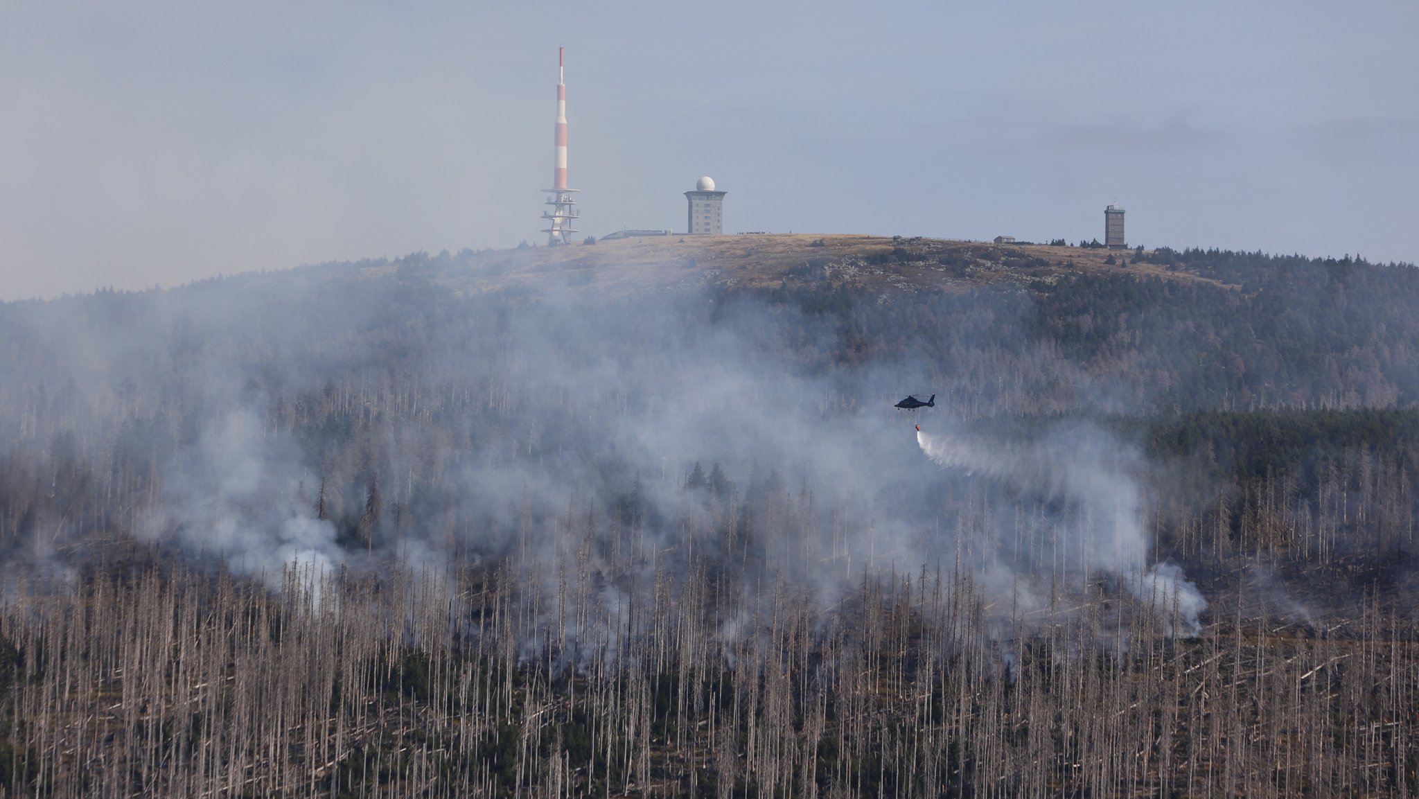 Mit Löschhubschraubern wird das Feuer am Brocken bekämpft.