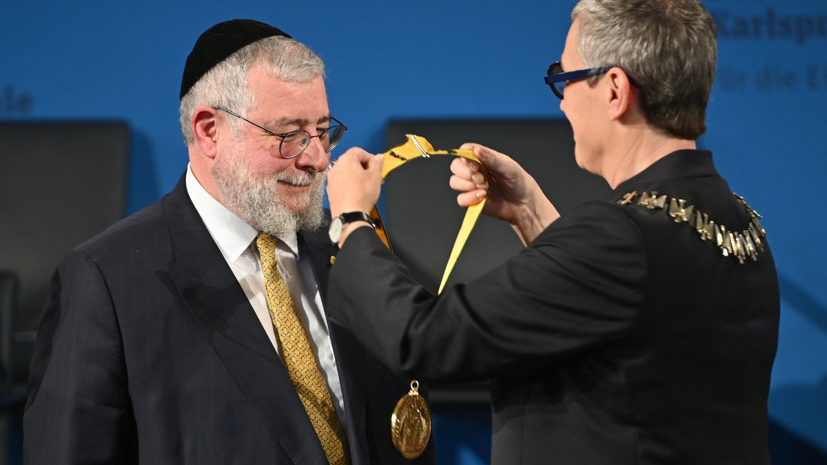 Oberrabbiner Pinchas Goldschmidt (l), Präsident der Europäischen Rabbiner-Konferenz, wird von der Aachener Oberbürgermeisterin Sibylle Keupen (Parteilos) mit dem Internationalen Karlspreis zu Aachen ausgezeichnet.