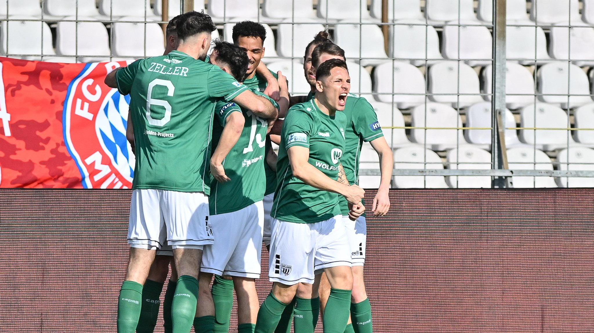 Da muss die Freude raus: Jubelnde Schweinfurter im Grünwalder Stadion