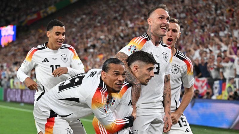 dpatopbilder - 29.06.2024, Nordrhein-Westfalen, Dortmund: Fußball, UEFA Euro 2024, EM, Deutschland - Dänemark, Finalrunde, Achtelfinale, Stadion Dortmund, Deutschlands Kai Havertz (M) jubelt nach seinem Tor zum 1:0 mit den Teamgefährten. Foto: Bernd Thissen/dpa +++ dpa-Bildfunk +++ | Bild: dpa-Bildfunk/Bernd Thissen dpatopbilder - 29.06.2024, Nordrhein-Westfalen, Dortmund: Fußball, UEFA Euro 2024, EM, Deutschland - Dänemark, Finalrunde, Achtelfinale, Stadion Dortmund, Deutschlands Kai Havertz (M) jubelt nach seinem Tor zum 1:0 mit den Teamgefährten. Foto: Bernd Thissen/dpa +++ dpa-Bildfunk +++