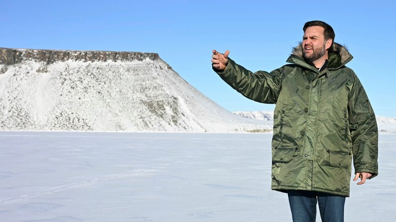 JD Vance und seine Frau besuchten die US-Militärbasis in Grönland. | Bild: picture alliance / ASSOCIATED PRESS | Jim Watson JD Vance und seine Frau besuchten die US-Militärbasis in Grönland.