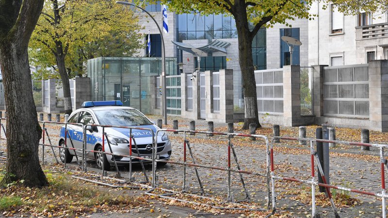 Ein Polizeiauto steht am 20.10.24 an der israelischen Botschaft in Berlin (Symbolbild). | Bild: pa/dpa/Paul Zinken Ein Polizeiauto steht am 20.10.24 an der israelischen Botschaft in Berlin (Symbolbild).