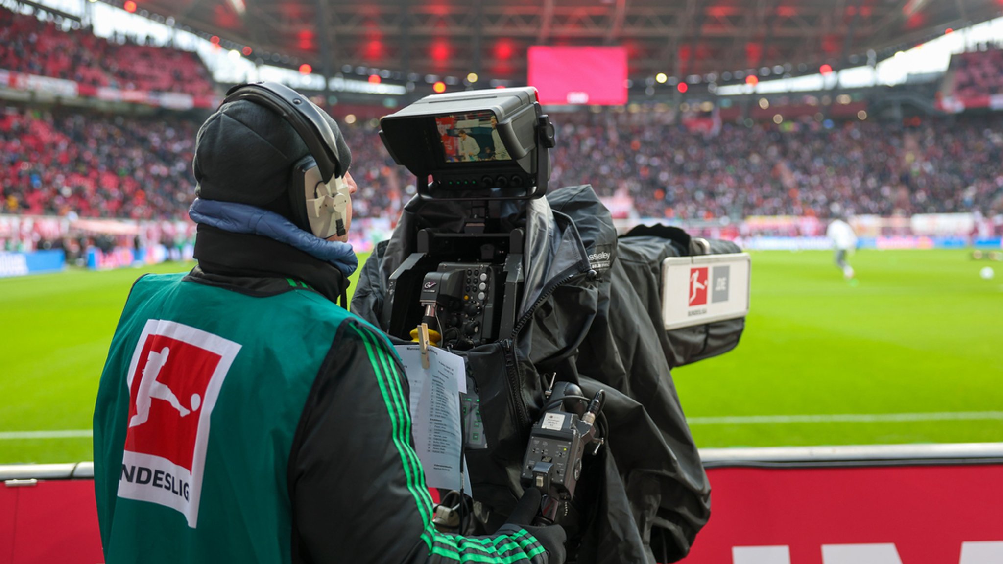 Kameramann mit Kamera am Spielfeldrand eines Bundesligaspiels | Bild: dpa-Bildfunk/Jan Woitas Kameramann mit Kamera am Spielfeldrand eines Bundesligaspiels
