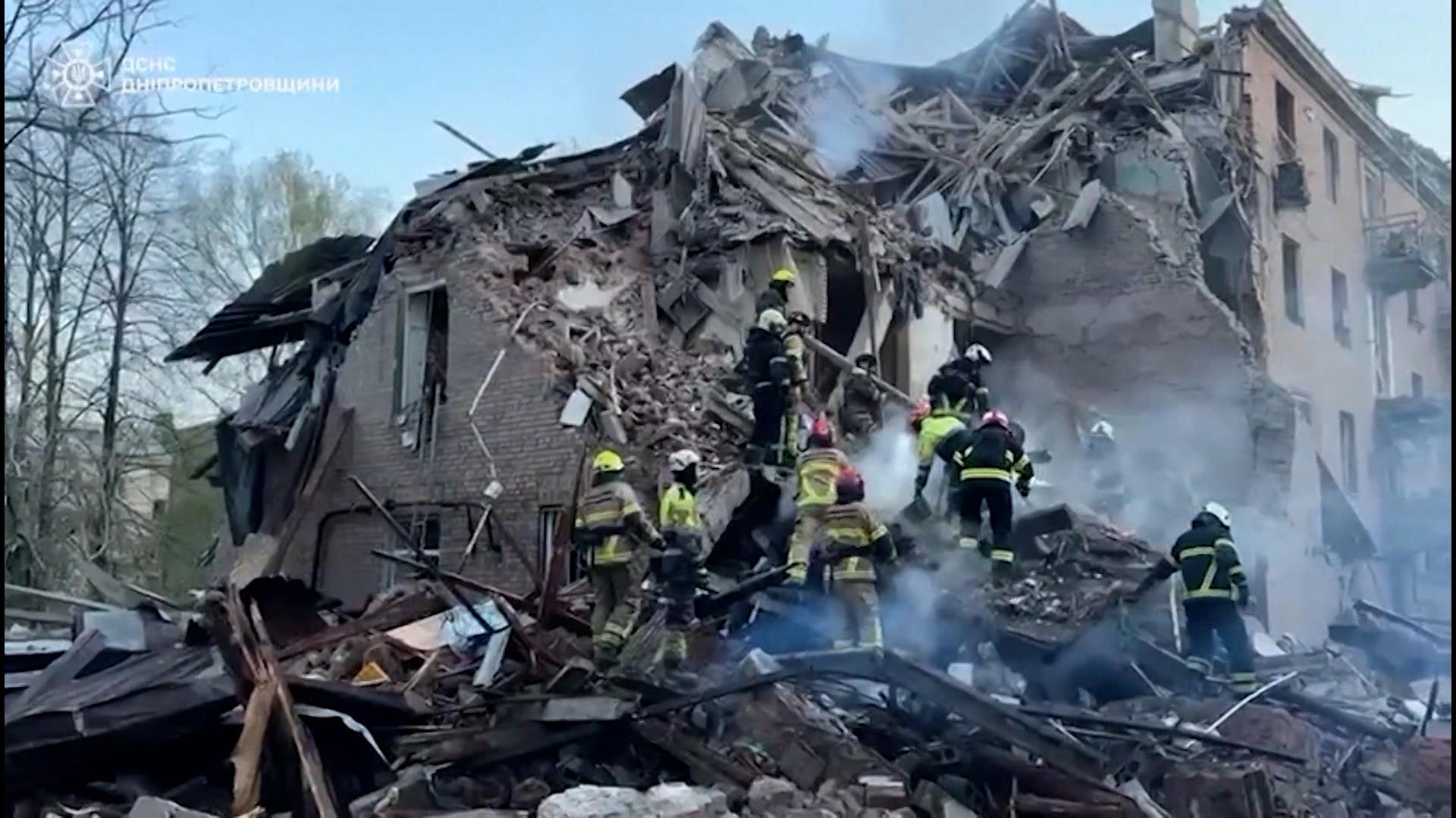 Rettungskräfte an einem zerstörten Haus in Dnipro nach massiven Angriffen Russlands auf die Ukraine (Archivbild, 25.04.2026).