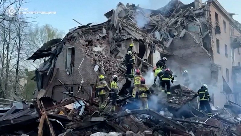 Rettungskräfte an einem zerstörten Haus in Dnipro nach massiven Angriffen Russlands auf die Ukraine (Archivbild, 25.04.2026). | Bild: BR Rettungskräfte an einem zerstörten Haus in Dnipro nach massiven Angriffen Russlands auf die Ukraine (Archivbild, 25.04.2026).
