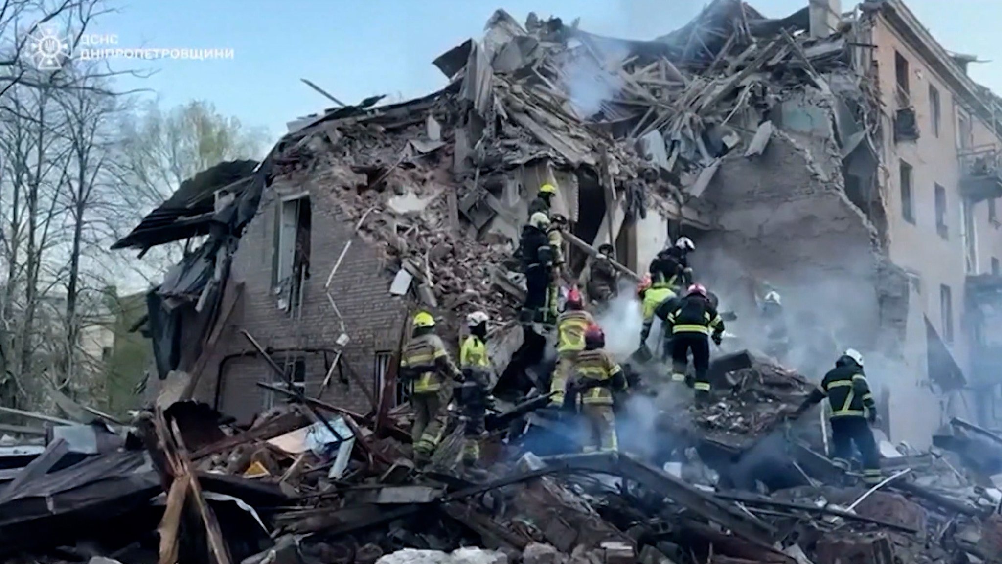 Rettungskräfte an einem zerstörten Haus in Dnipro nach massiven Angriffen Russlands auf die Ukraine (Archivbild, 25.04.2026).
