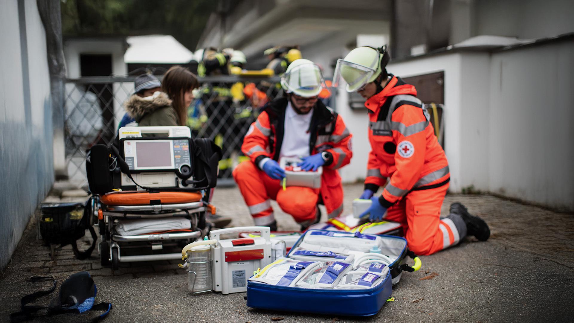 Die tödliche Prügelattacke auf einen Zugbegleiter bei einer Fahrkartenkontrolle sowie zunehmende Attacken auf Ärzte, Pflegepersonal und Hilfskräfte werfen Fragen auf. 