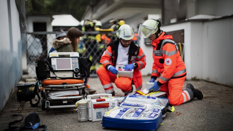Die tödliche Prügelattacke auf einen Zugbegleiter bei einer Fahrkartenkontrolle sowie zunehmende Attacken auf Ärzte, Pflegepersonal und Hilfskräfte werfen Fragen auf. | Bild: Bayerischer Rundfunk 2026 Die tödliche Prügelattacke auf einen Zugbegleiter bei einer Fahrkartenkontrolle sowie zunehmende Attacken auf Ärzte, Pflegepersonal und Hilfskräfte werfen Fragen auf.