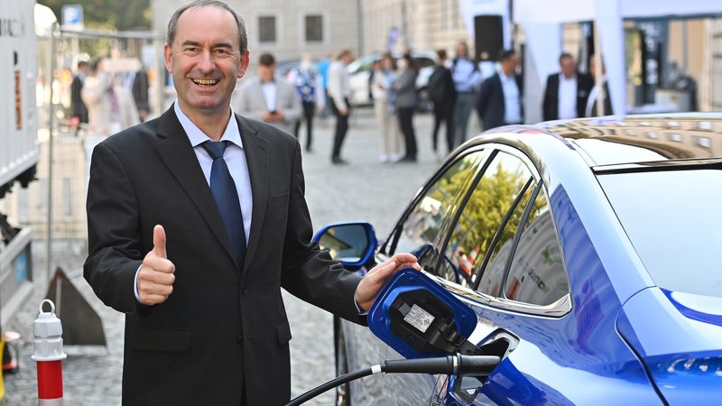 Bayerns Energieminister Hubert Aiwanger (FW) benutzt eine Wasserstofftankstelle auf der IAA Mobility 2021. | Bild: picture alliance / SVEN SIMON | Frank Hoermann / SVEN SIMON Bayerns Energieminister Hubert Aiwanger (FW) benutzt eine Wasserstofftankstelle auf der IAA Mobility 2021.