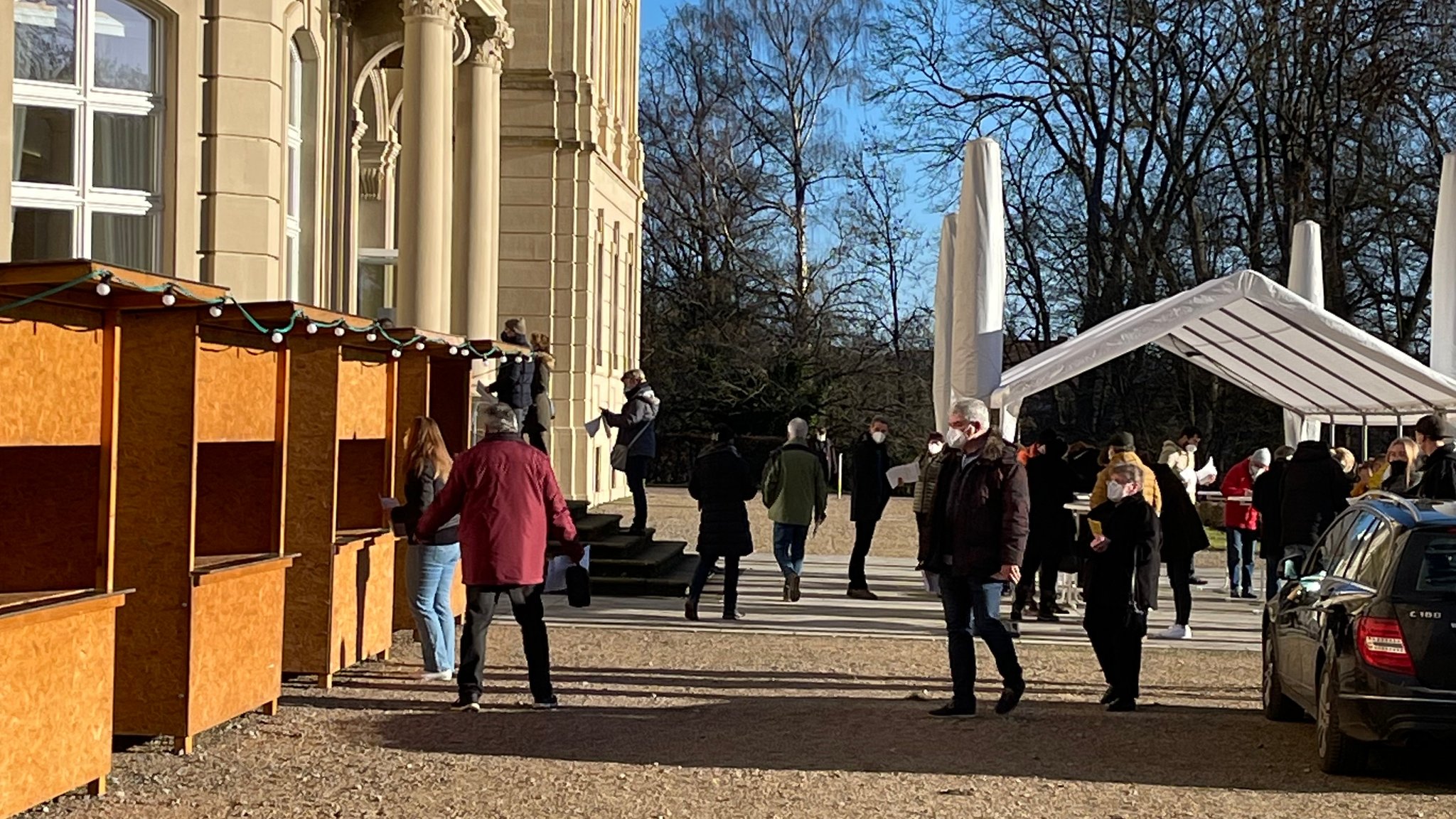 Impfwillige suchen das Krankenhaus Schloss Werneck für eine Corona-Schutzimpfung auf.