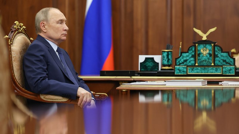 Der russische Präsident am Schreibtisch | Bild: Alexander Kasakow/Picture Alliance Der russische Präsident am Schreibtisch