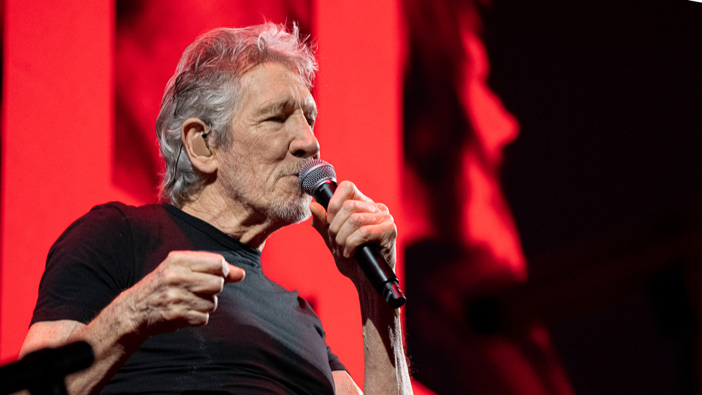Roger Waters mit einem Mikrofon in der Hand