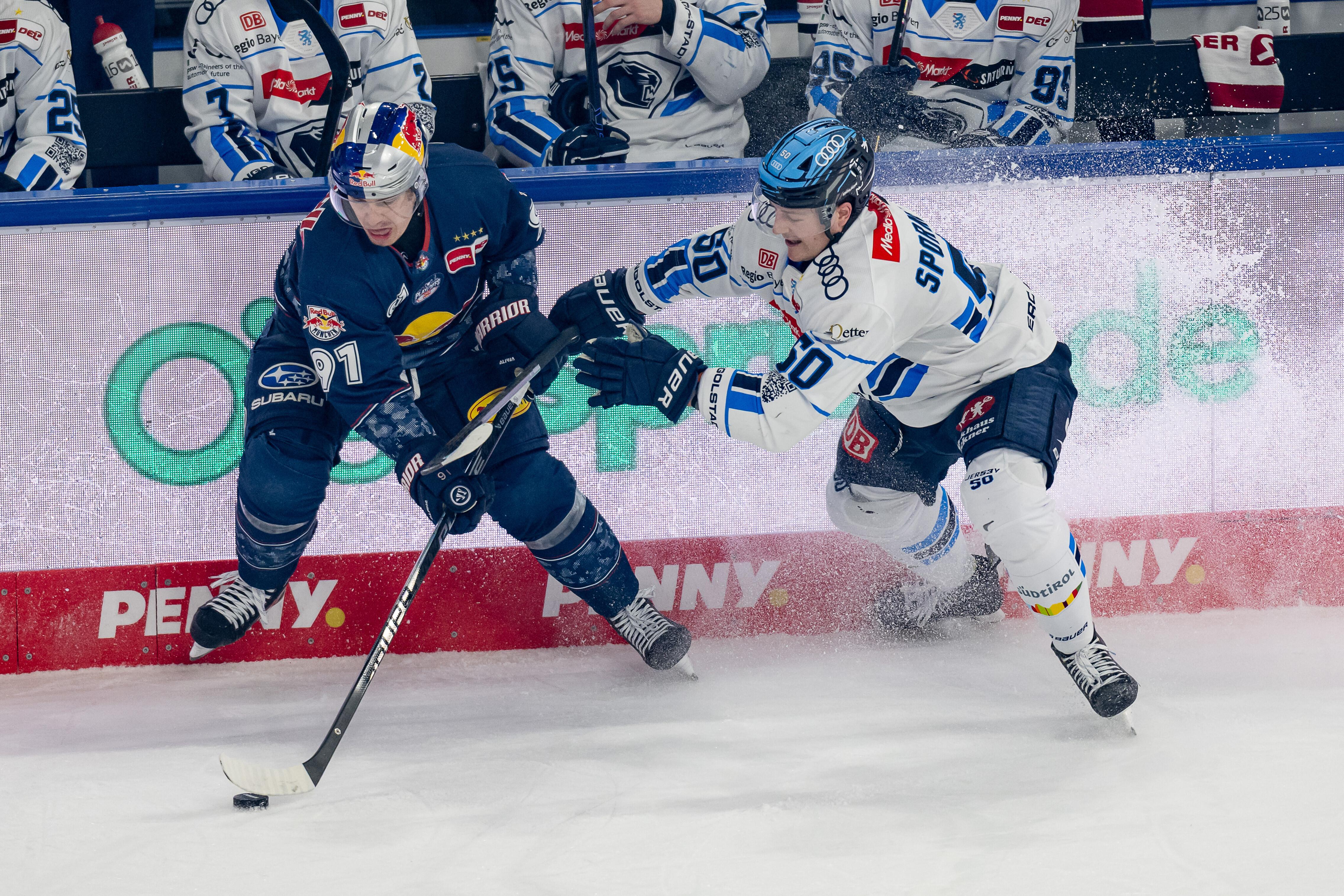 Zweikampf zwischen Jeremy McKenna (EHC) und Peter Spornberger (ERC)