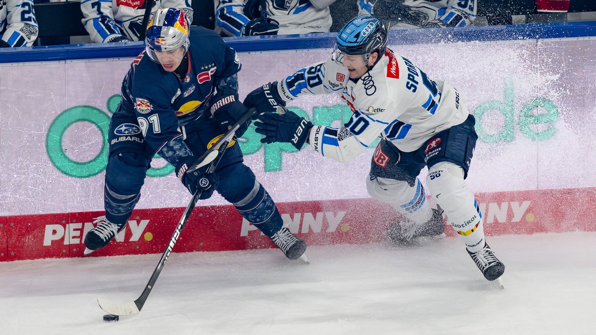 Zweikampf zwischen Jeremy McKenna (EHC) und Peter Spornberger (ERC)