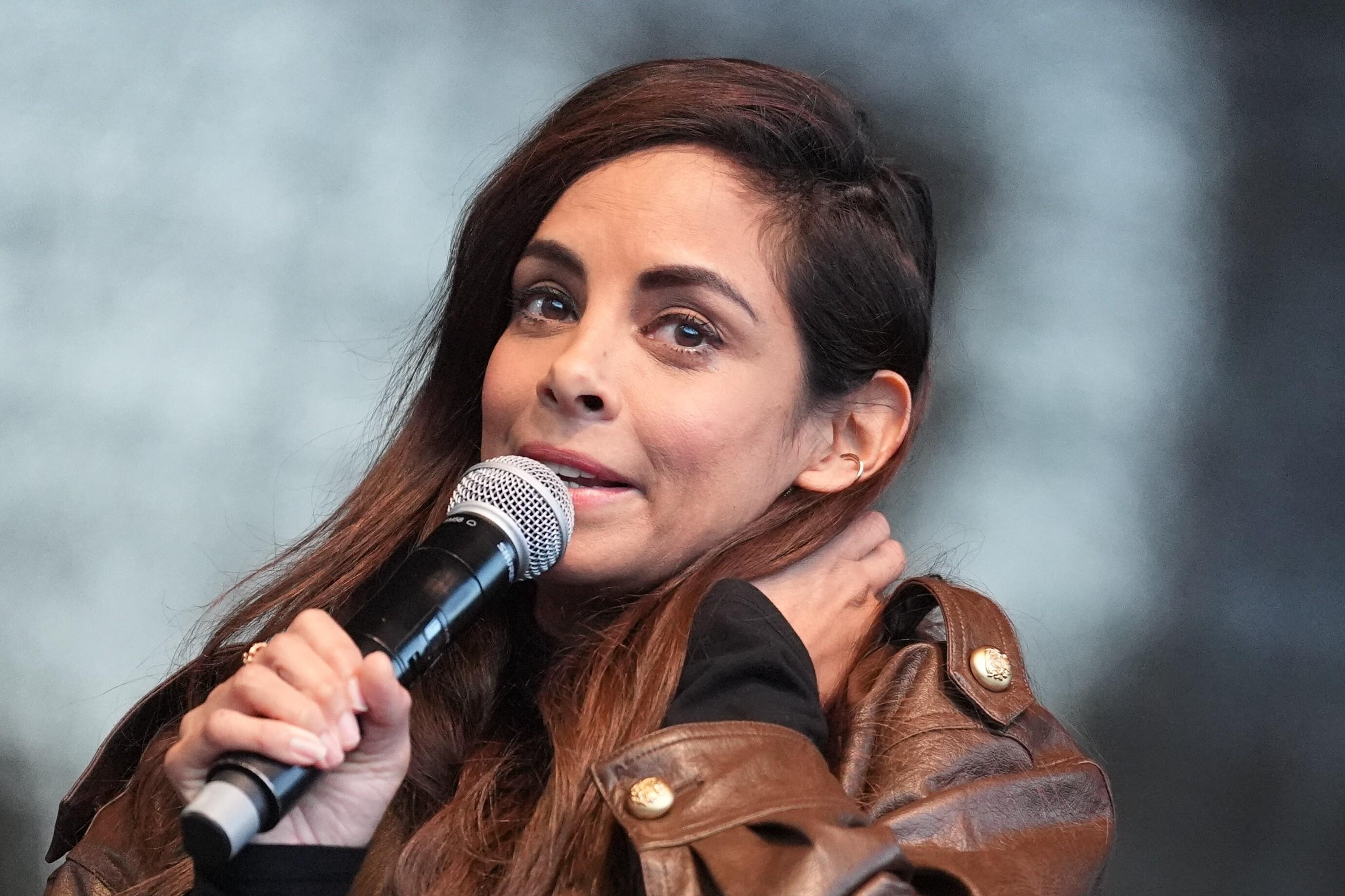 Archivbild: Collien Fernandes, Schauspielerin und Moderatorin, spricht auf der Bühne auf dem Rathausmarkt während der Demonstration gegen sexualisierte Gewalt gegen Frauen.