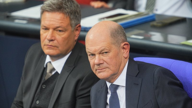 Bundeswirtschaftsminister Robert Habeck (Bündnis 90/Die Grünen, l) und Bundeskanzler Olaf Scholz (SPD) | Bild: picture alliance/dpa | Michael Kappeler Bundeswirtschaftsminister Robert Habeck (Bündnis 90/Die Grünen, l) und Bundeskanzler Olaf Scholz (SPD)