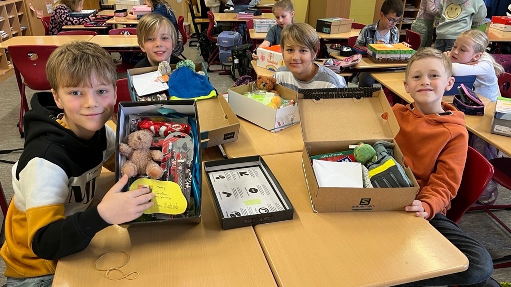 Schüler der Comenius-Grundschule in Buchloe packen Päckchen für die Humedica-Aktion "Geschenk mit Herz".