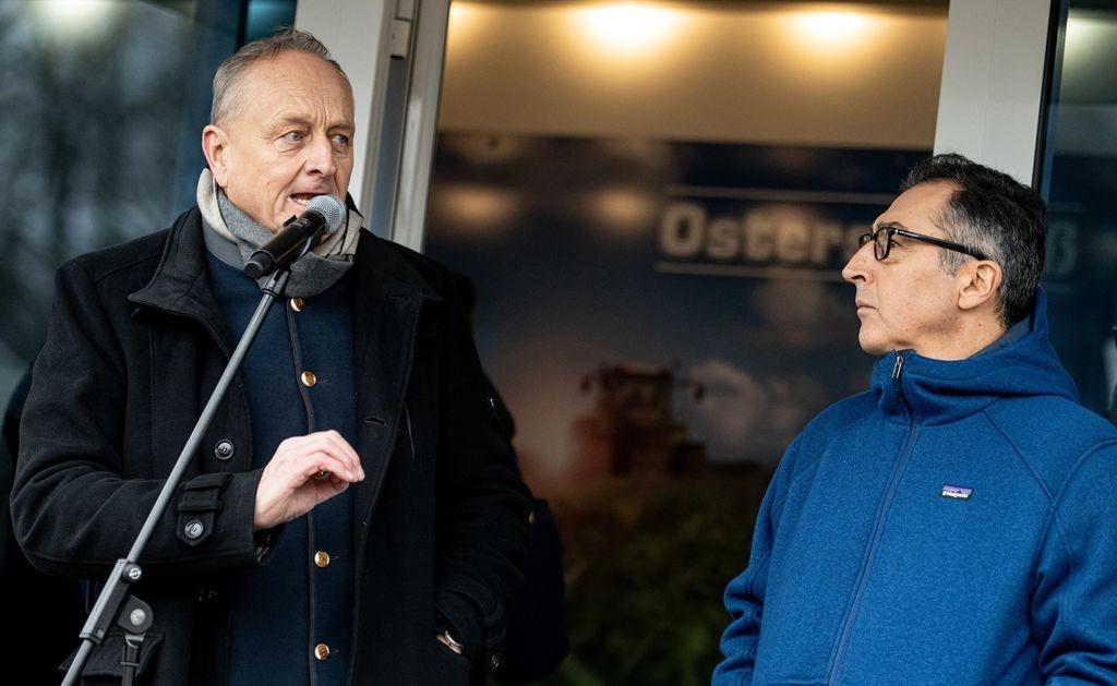 18.12.2023, Berlin: Joachim Rukwied (l), Präsident des Deutschen Bauernverbandes, und Cem Özdemir (Bündnis 90/Die Grünen), Bundesminister für Ernährung und Landwirtschaft, stehen während einer Demonstration des Deutschen Bauernverbandes unter dem Motto «Zu viel ist zu viel! Jetzt ist Schluss!» vor dem Brandenburger Tor auf der Bühne. Anlass sind die Pläne der Bundesregierung, den Agrardiesel und die Kfz-Steuerbefreiung für die Land- und Forstwirtschaft zu streichen. Foto: Fabian Sommer/dpa +++ dpa-Bildfunk +++