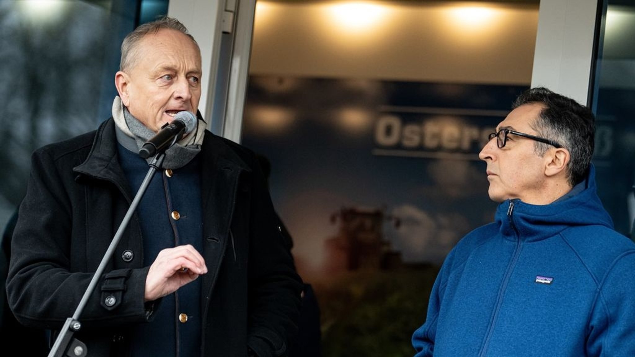 18.12.2023, Berlin: Joachim Rukwied (l), Präsident des Deutschen Bauernverbandes, und Cem Özdemir (Bündnis 90/Die Grünen), Bundesminister für Ernährung und Landwirtschaft, stehen während einer Demonstration des Deutschen Bauernverbandes unter dem Motto «Zu viel ist zu viel! Jetzt ist Schluss!» vor dem Brandenburger Tor auf der Bühne. Anlass sind die Pläne der Bundesregierung, den Agrardiesel und die Kfz-Steuerbefreiung für die Land- und Forstwirtschaft zu streichen. Foto: Fabian Sommer/dpa +++ dpa-Bildfunk +++