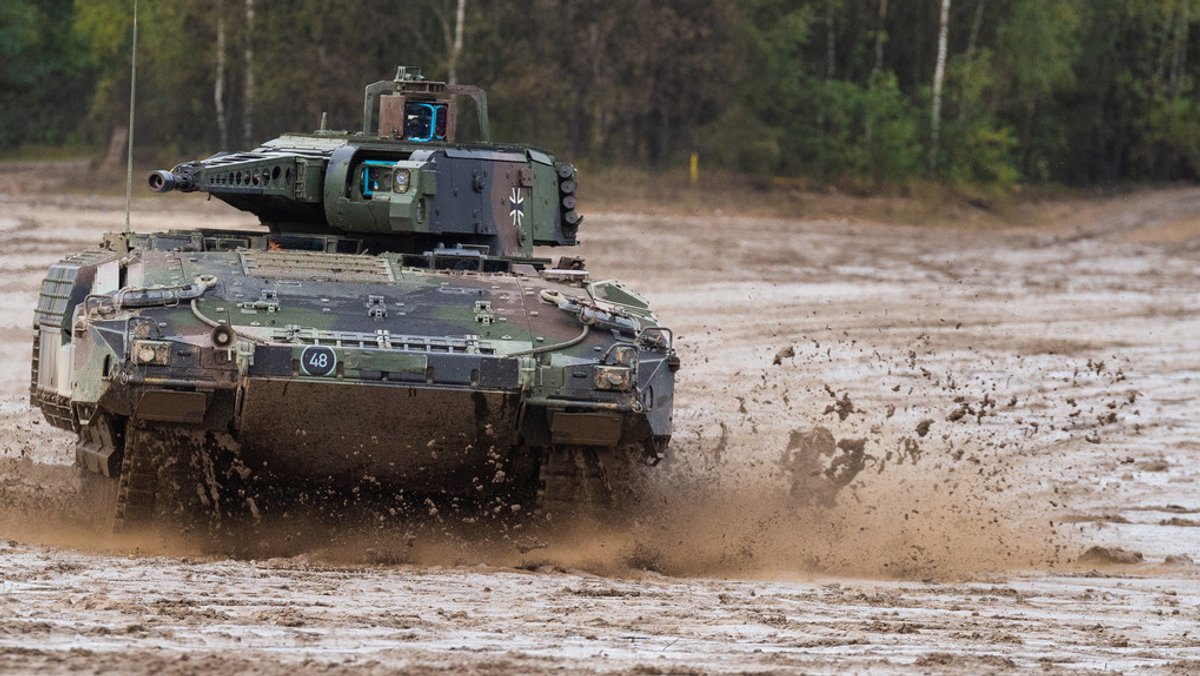 Ein Schützenpanzer der Bundeswehr vom Typ Puma fährt bei der Informationslehrübung Landoperationen 2019 über den Übungsplatz.