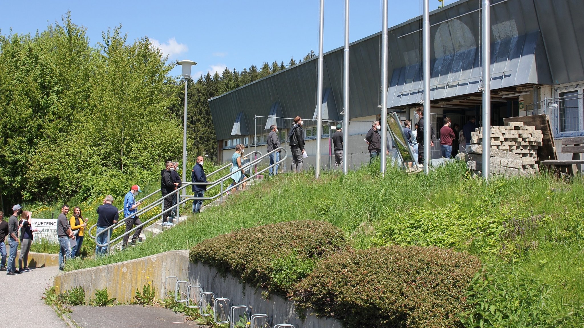 Großer Andrang, begrenzte Mengen an Impfstoff in Regen