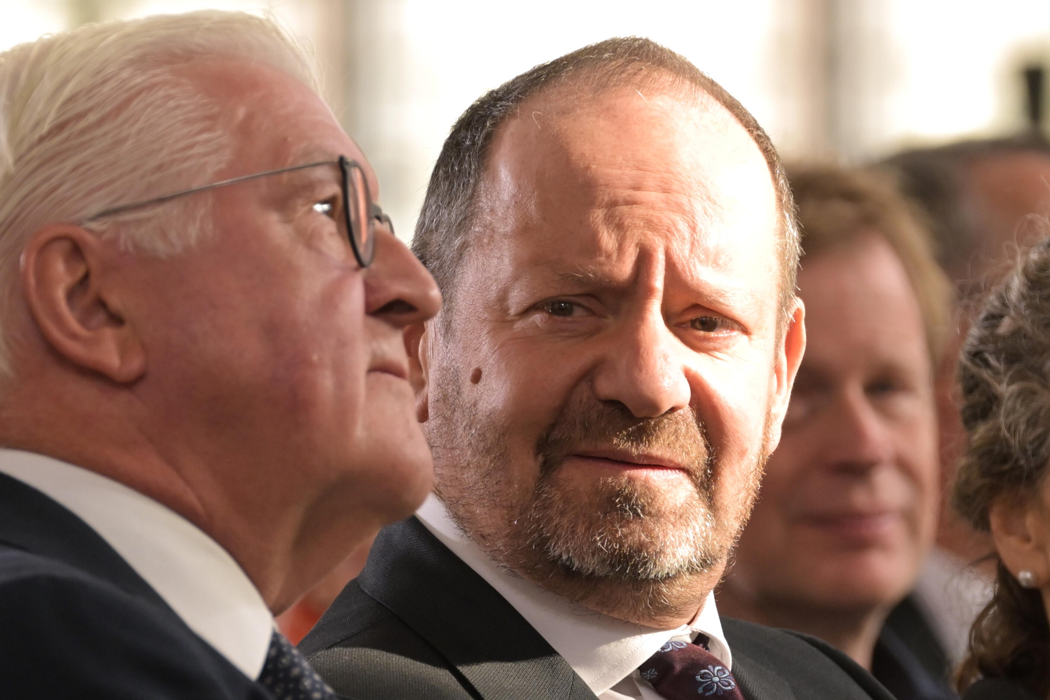 Philippe Sands am Sonntag in der Frankfurter Paulskirche neben Bundespräsident Steinmeier | Bild:picture alliance / Thomas Lohnes/Pool AP via AP | Thomas Lohnes