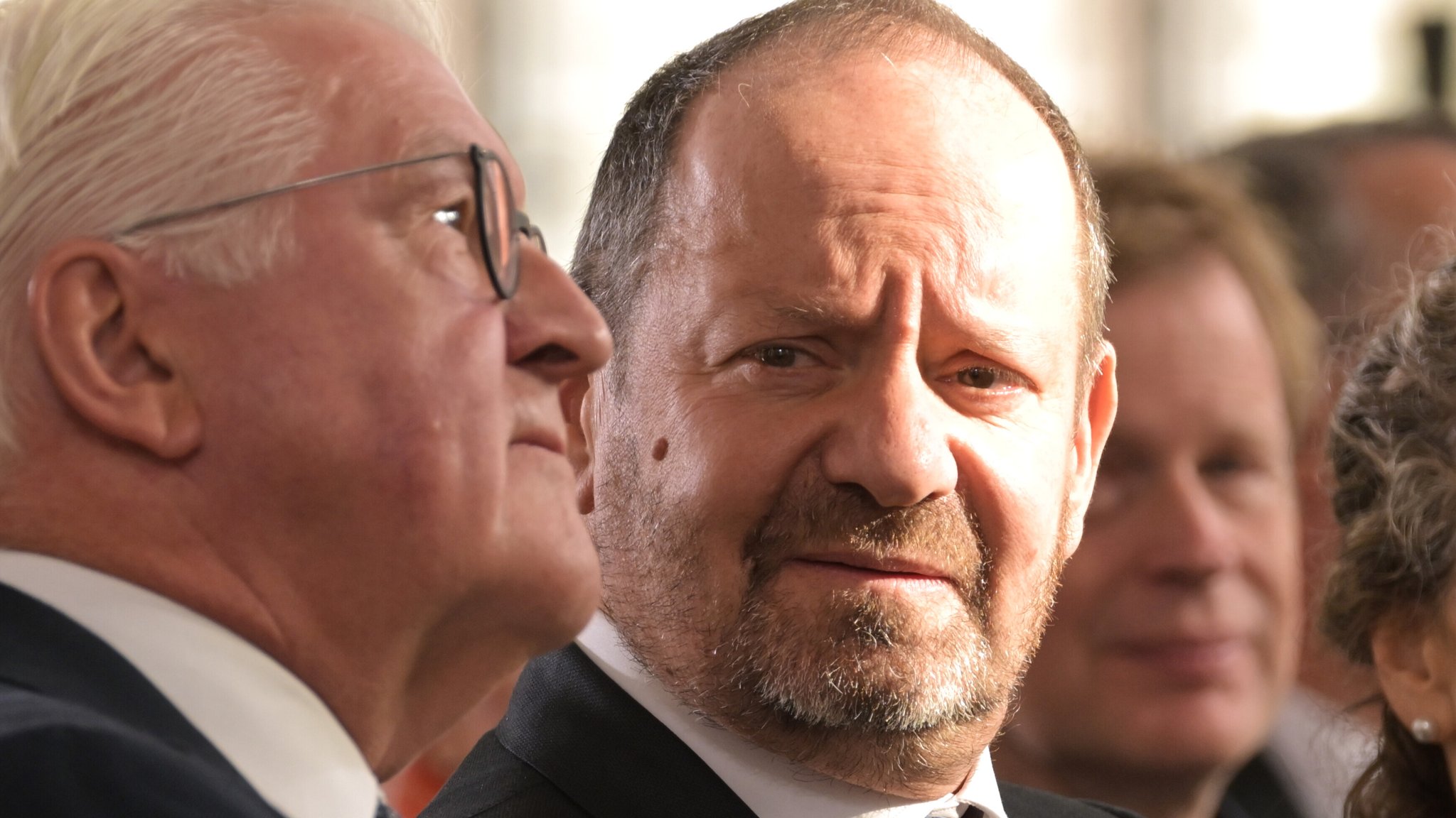Philippe Sands am Sonntag in der Frankfurter Paulskirche neben Bundespräsident Steinmeier | Bild: picture alliance / Thomas Lohnes/Pool AP via AP | Thomas Lohnes Philippe Sands am Sonntag in der Frankfurter Paulskirche neben Bundespräsident Steinmeier