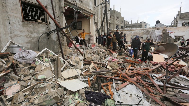 15.11.2023, Palästinensische Gebiete, Rafah: Palästinenser nehmen die Zerstörungen nach israelischen Angriffen auf Rafah in Augenschein. Foto: Hatem Ali/AP +++ dpa-Bildfunk +++