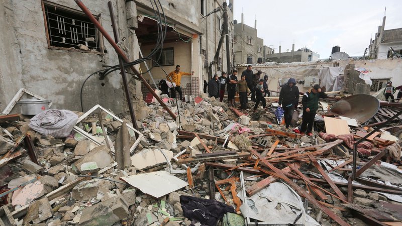 15.11.2023, Palästinensische Gebiete, Rafah: Palästinenser nehmen die Zerstörungen nach israelischen Angriffen auf Rafah in Augenschein. Foto: Hatem Ali/AP +++ dpa-Bildfunk +++