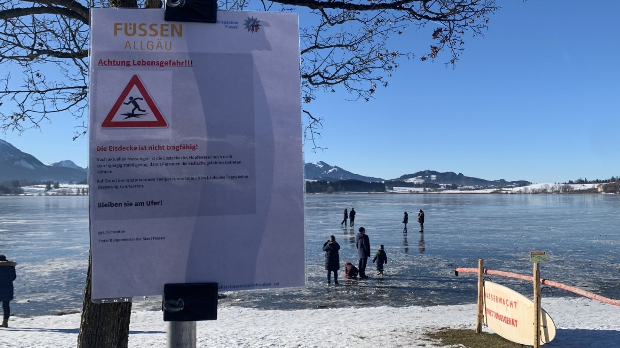 Achtung Lebensgefahr!!! Am Hopfensee warnen Schilder Menschen davor, das Eis zu betreten.