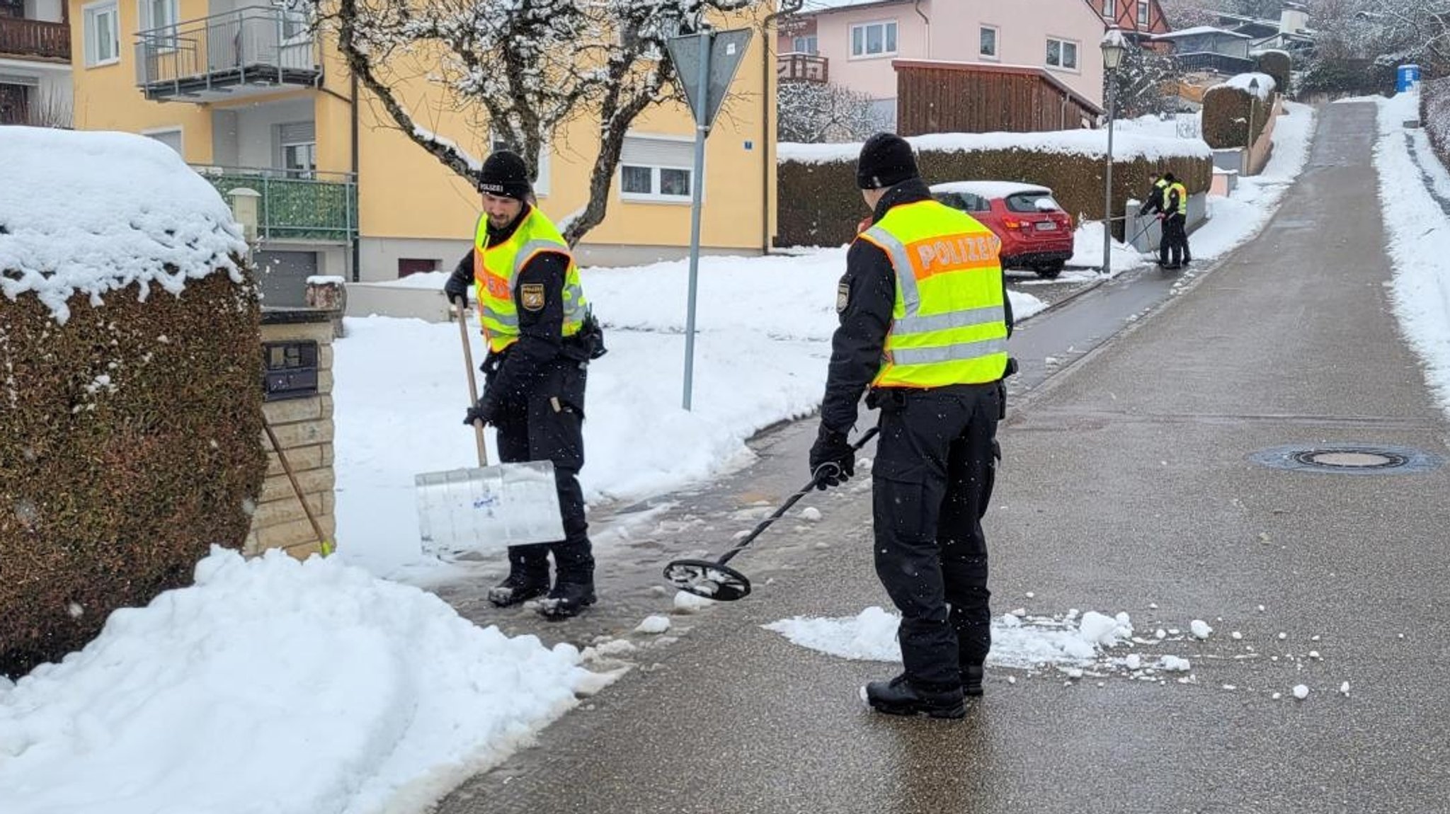 Mit Schneeschaufeln und Metalldetektoren suchen Polizisten bei Absberg nach Patronenhülsen. | Bild: BR/Franz Engeser Mit Schneeschaufeln und Metalldetektoren suchen Polizisten bei Absberg nach Patronenhülsen.
