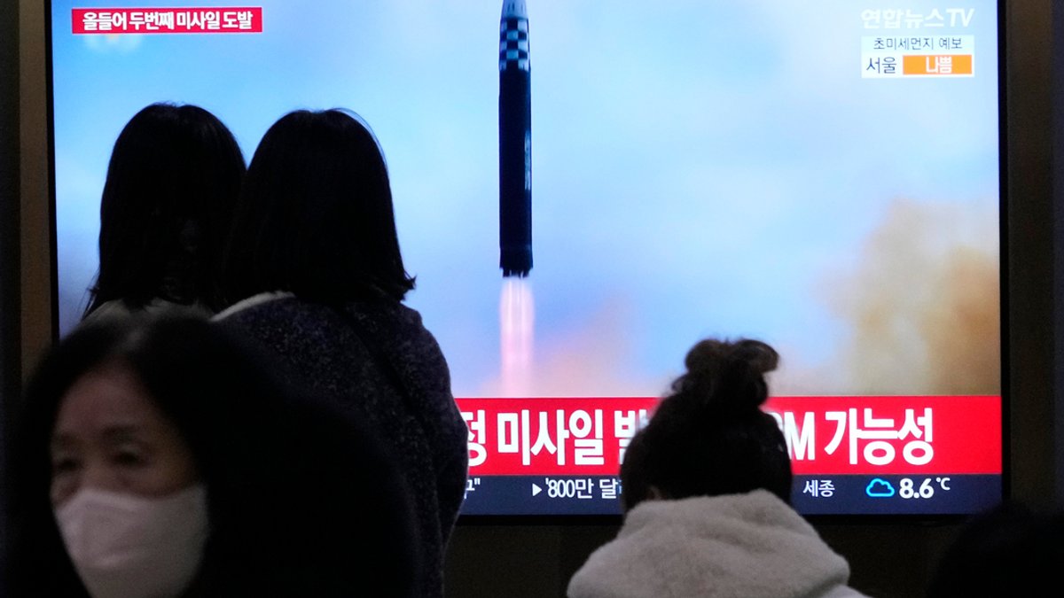 Südkorea, Seoul: Eine Nachrichtensendung, die Archivaufnahmen eines Raketenstarts zeigen, wird auf einem Monitor im Bahnhof ausgestrahlt. 