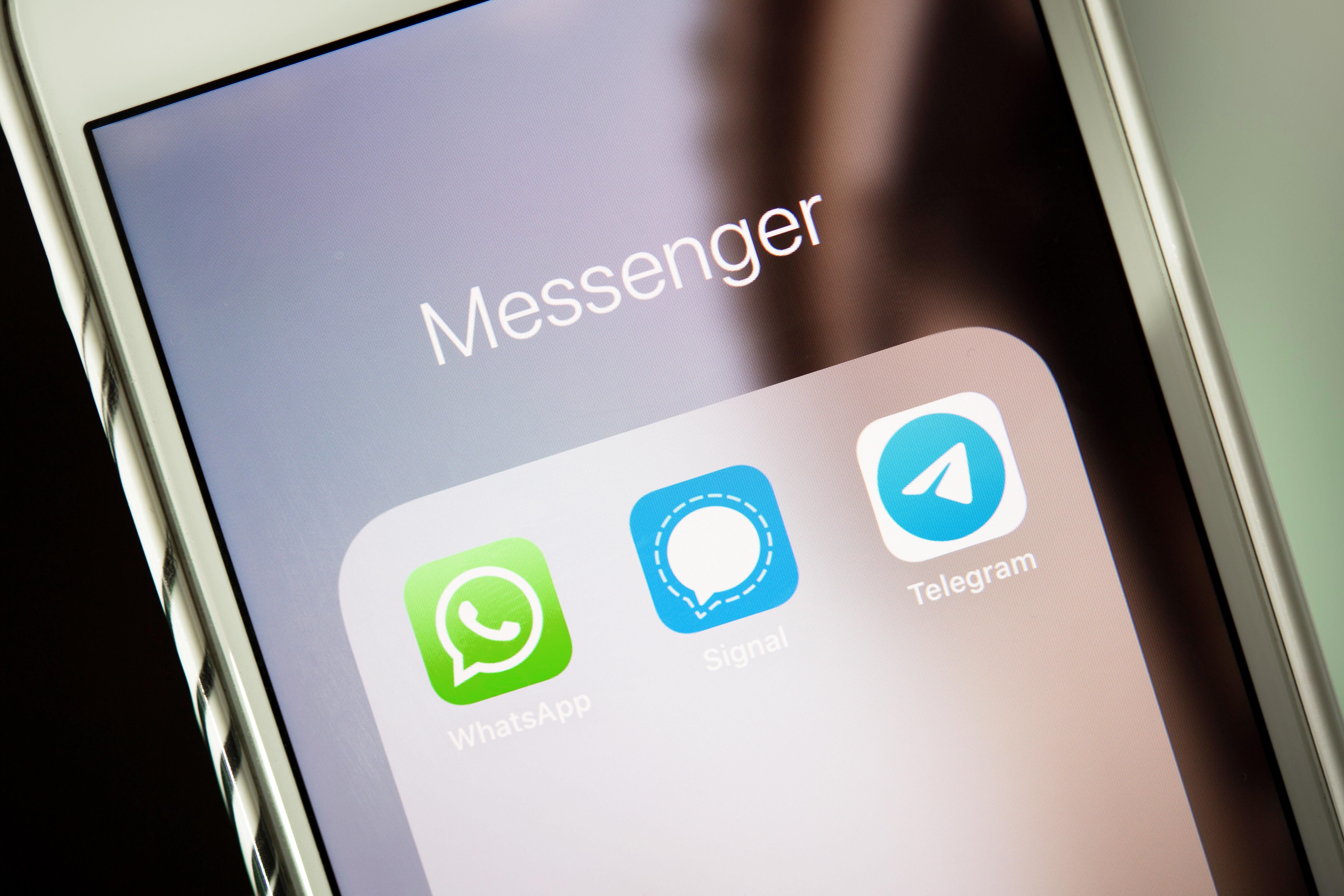 Die Messenger-Apps WhatsApp, Signal und Telegram auf einem Bildschirm. 