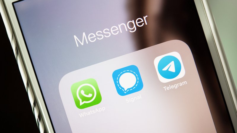 Die Messenger-Apps WhatsApp, Signal und Telegram auf einem Bildschirm. | Bild: pa/dpa Themendienst/Catherine Waibel Die Messenger-Apps WhatsApp, Signal und Telegram auf einem Bildschirm.