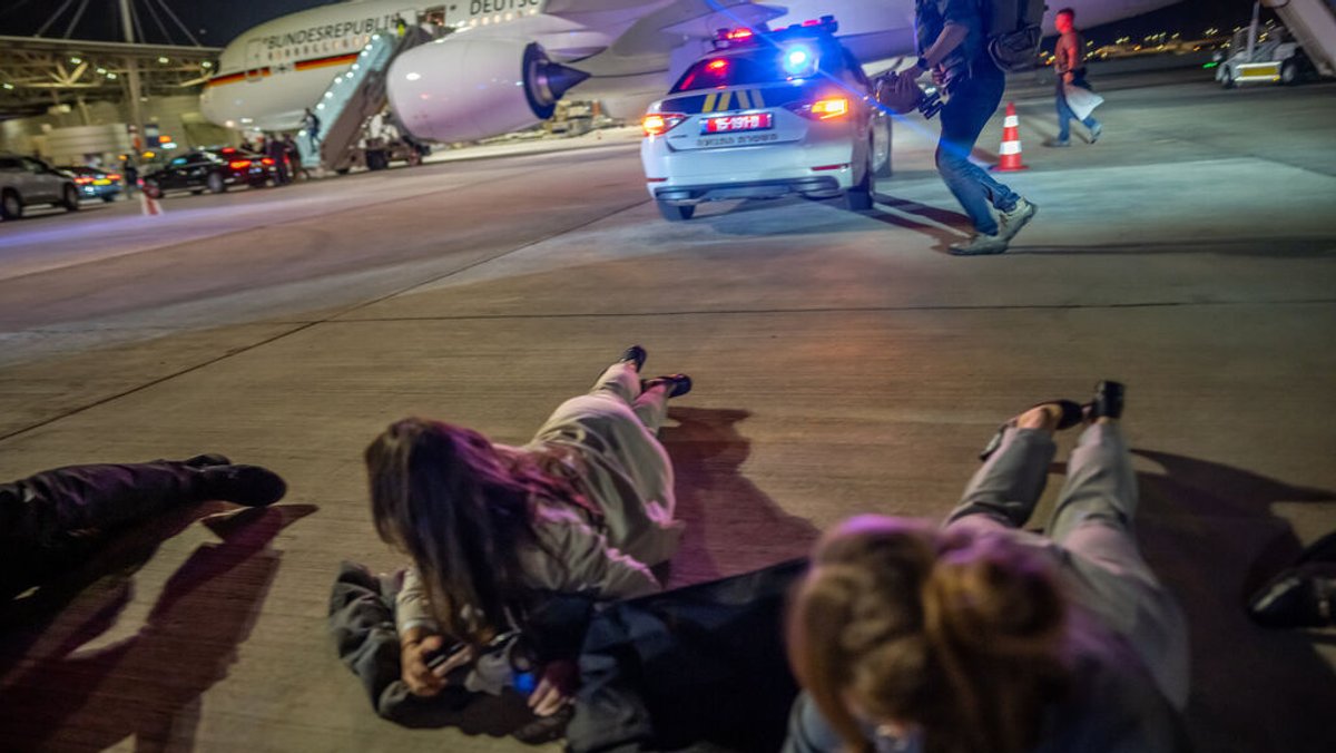 Passagiere der Scholz-Delegation wurden aufgefordert, sich auf dem Flugfeld auf den Boden zu legen.