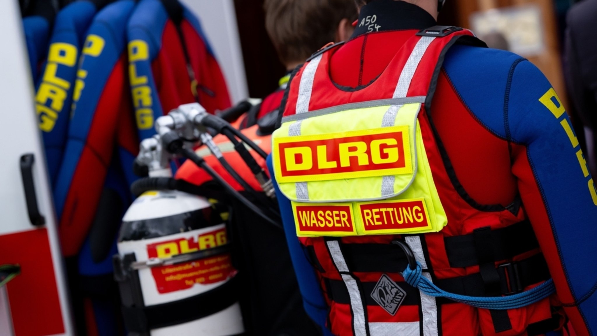 DLRG-Mitarbeiter in Ausrüstung | Bild: dpa-Bildfunk/A4366 Sven Hoppe DLRG-Mitarbeiter in Ausrüstung