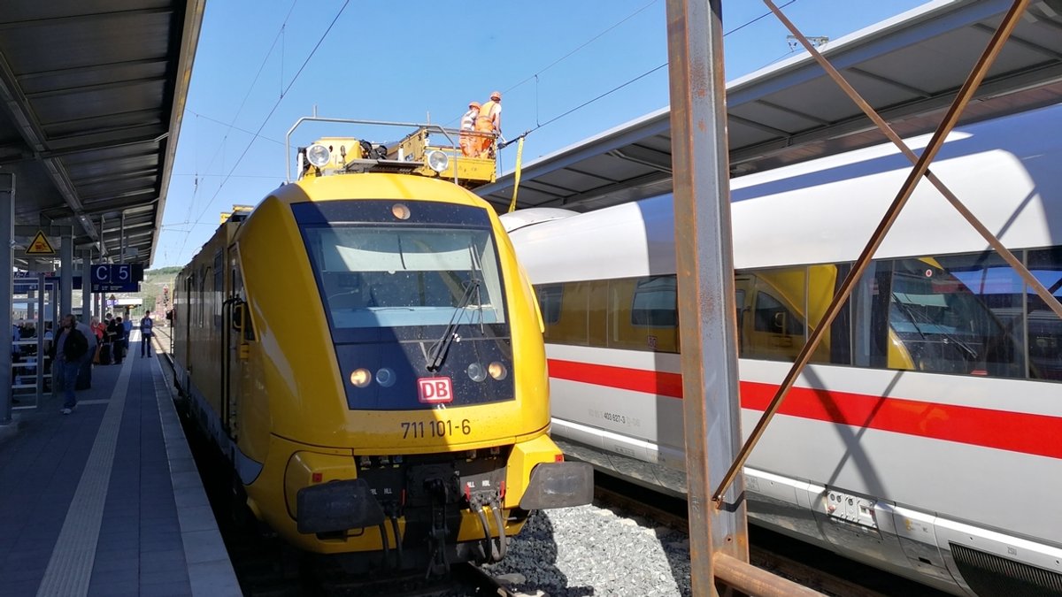Oberleitung gerissen: Vogel hat ICE-Bahnhof Würzburg lahm gelegt