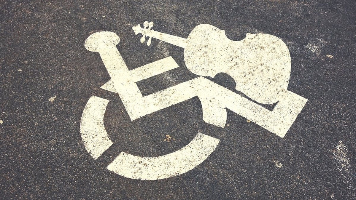 Behindertenparkplatz mit Cello
