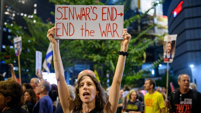 Familienmitglieder der israelischen Geiseln demonstrieren in Tel Aviv für ein Ende des Krieges | Bild: picture-alliance/dpa Familienmitglieder der israelischen Geiseln demonstrieren in Tel Aviv für ein Ende des Krieges