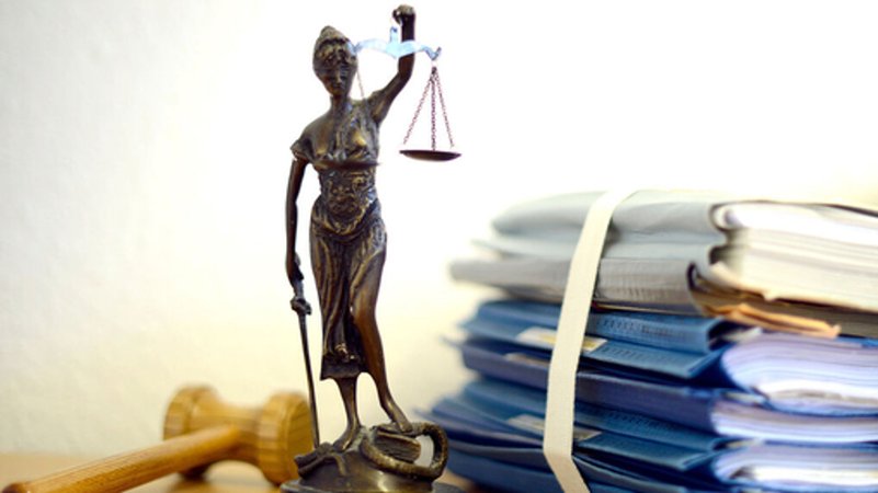 Ein Kreisrat der AfD darf 2025 und 2026 keine "Bürgersprechstunden" mehr im Gemeindezentrum von Schirnding abhalten. Das hat das Verwaltungsgericht Bayreuth entschieden. Eine Gemeinde kann also politische Veranstaltungen in ihren Räumen ausschließen. | Bild: Volker Hartmann/dpa-Bildfunk Ein Kreisrat der AfD darf 2025 und 2026 keine "Bürgersprechstunden" mehr im Gemeindezentrum von Schirnding abhalten. Das hat das Verwaltungsgericht Bayreuth entschieden. Eine Gemeinde kann also politische Veranstaltungen in ihren Räumen ausschließen.