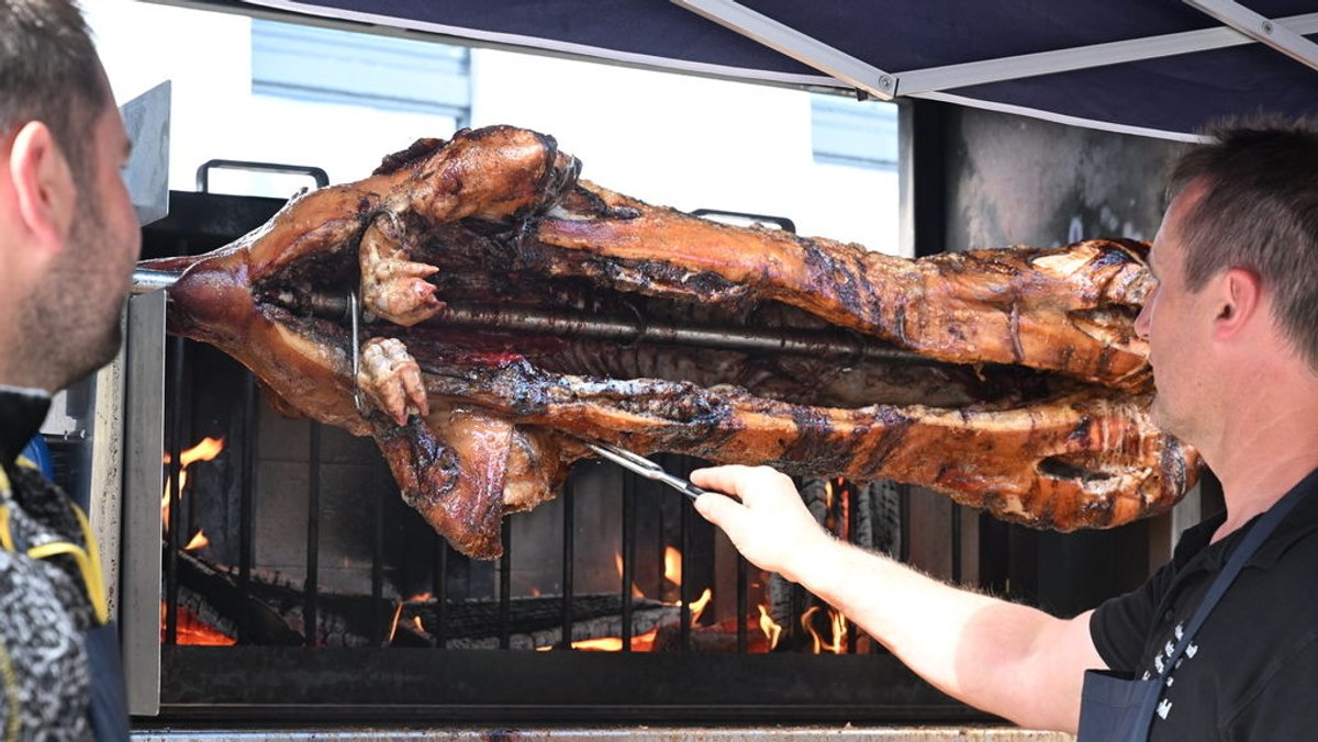 Riesenwirbel um Schweine-Wettgrillen in Niederbayern