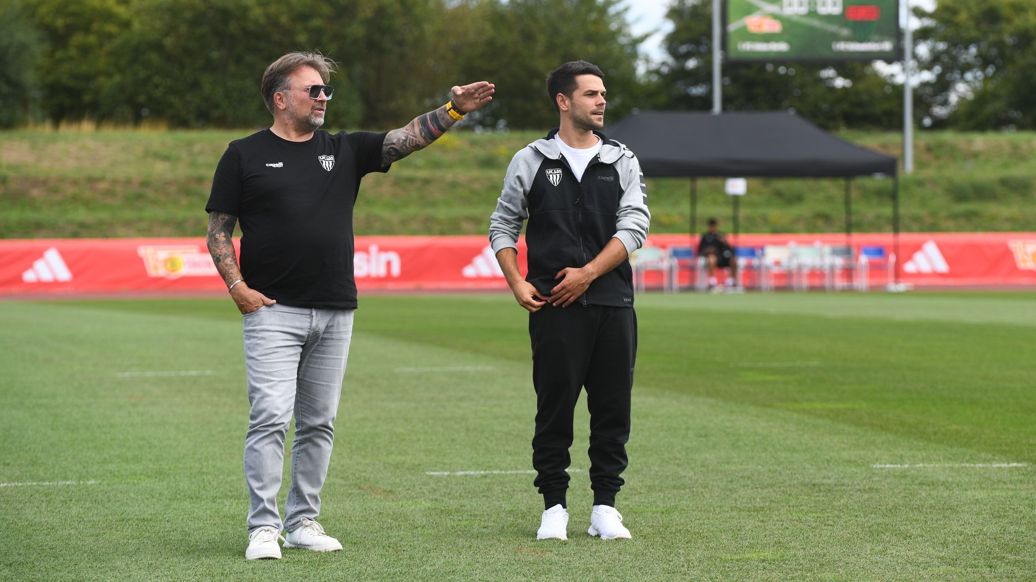 16 Jahre lang gab er beim FC Schweinfurt die Richtung vor: Markus Wolf (links, mit Ex-Trainer Kleinhenz). Nun übernehmen Jüngere den Verein.