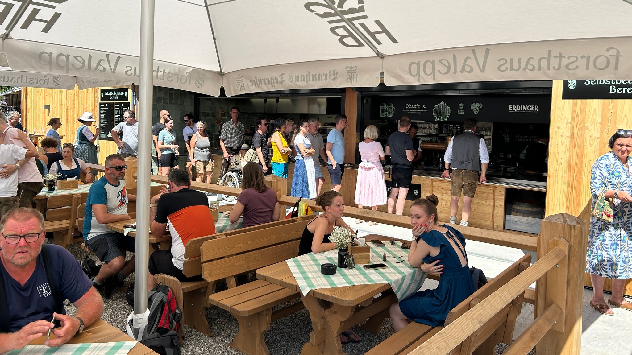 Besucher im Biergartenbereich im Forsthaus Valepp