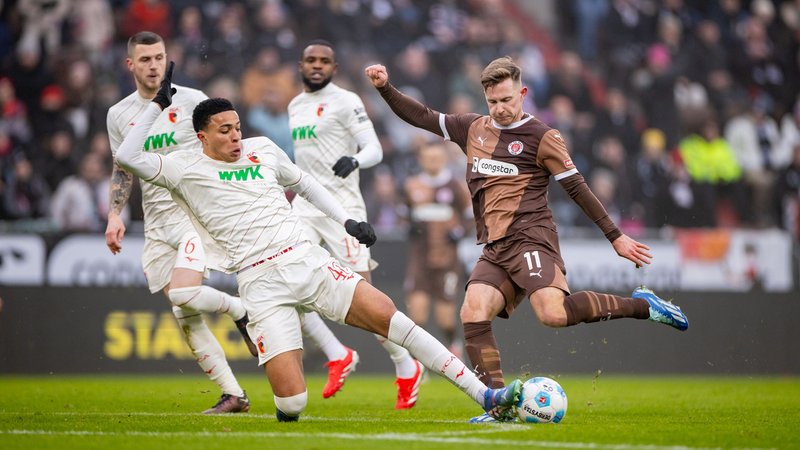 Spielszene FC St. Pauli - FC Augsburg | Bild: picture-alliance/dpa Spielszene FC St. Pauli - FC Augsburg