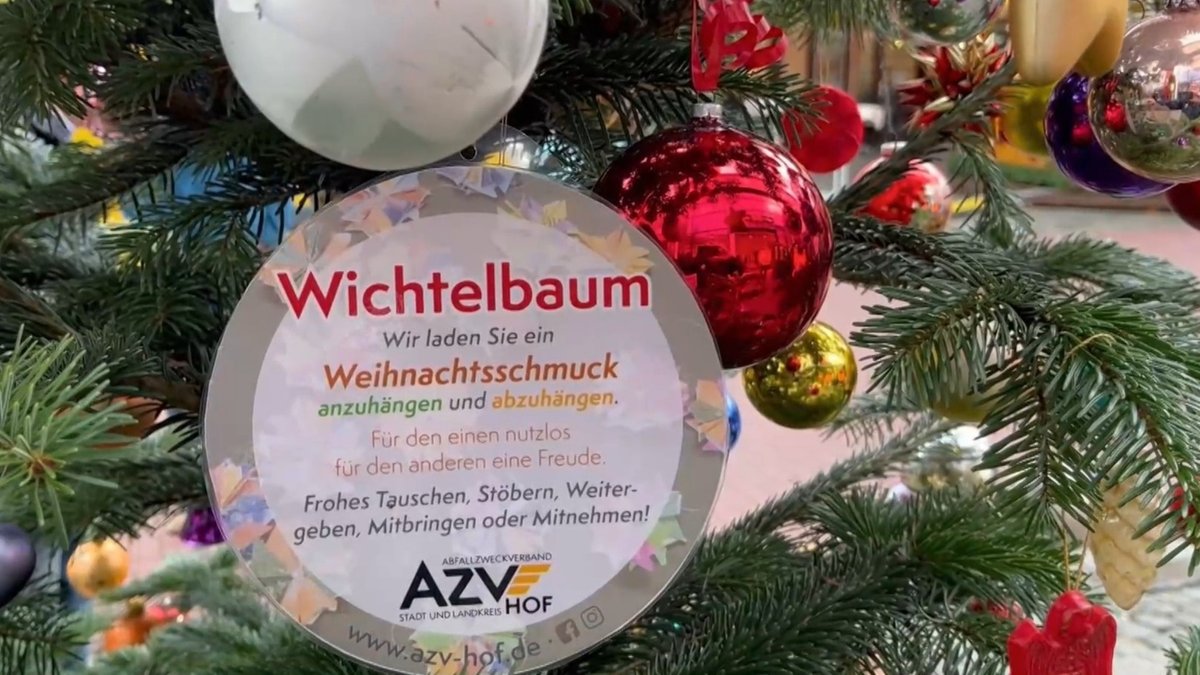 Ein geschmückter Weihnachtsbaum. Auf einem Schild steht "Wichtelbaum". 