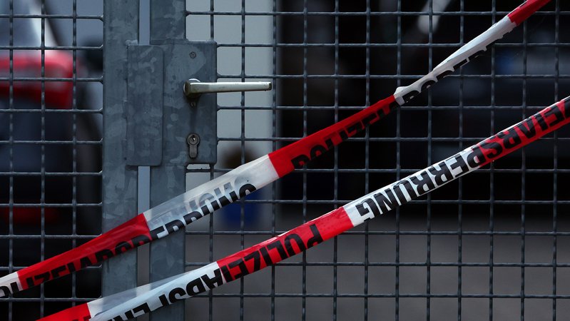 Ein Absperrband der Polizei am Tatort in Altenstadt an der Iller | Bild: picture alliance/dpa | Karl-Josef Hildenbrand Ein Absperrband der Polizei am Tatort in Altenstadt an der Iller